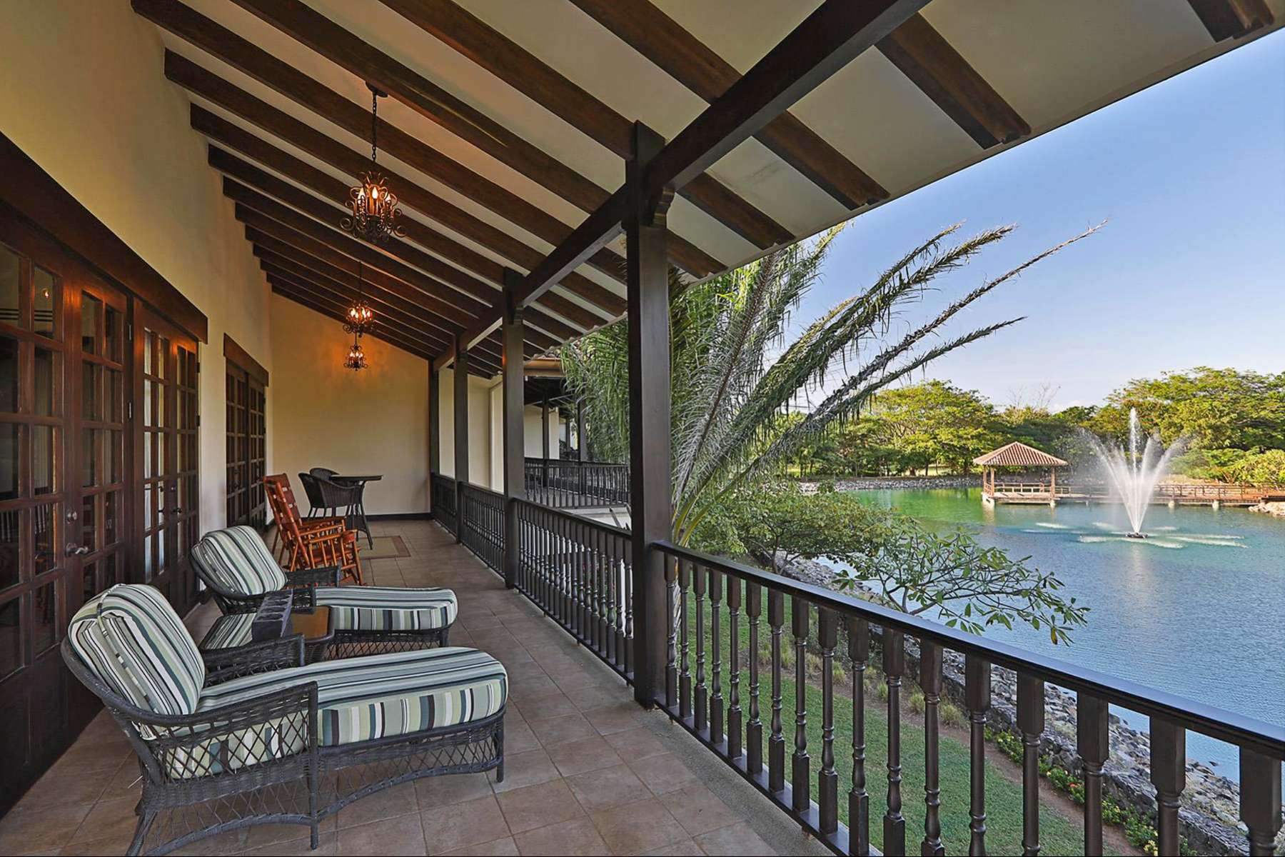Lake Front Villa in Pinilla