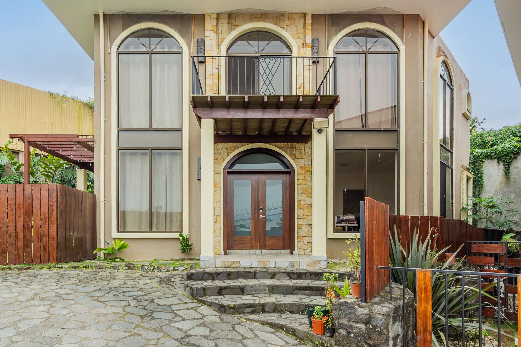 Stone Rock House And Apartment