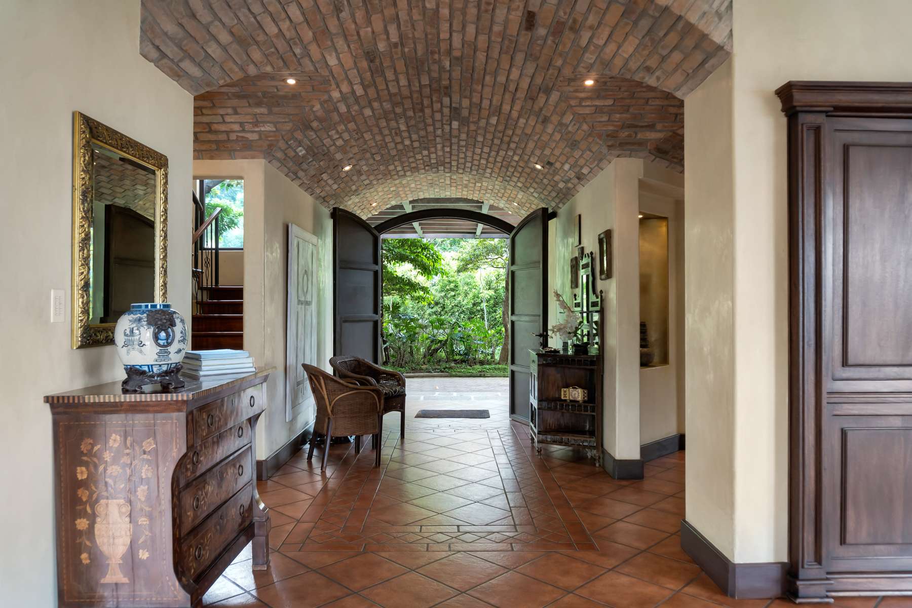 Altavista Luxury Estate